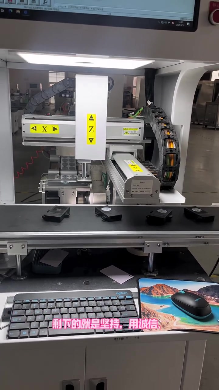 25800視覺(jué)自動(dòng)貼標(biāo)機(jī) 智能解決生產(chǎn)貼標(biāo)煩惱，高效提升產(chǎn)能與精準(zhǔn)度